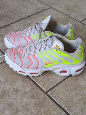 Nike Women's Air Max Plus SE Hot Punch Color